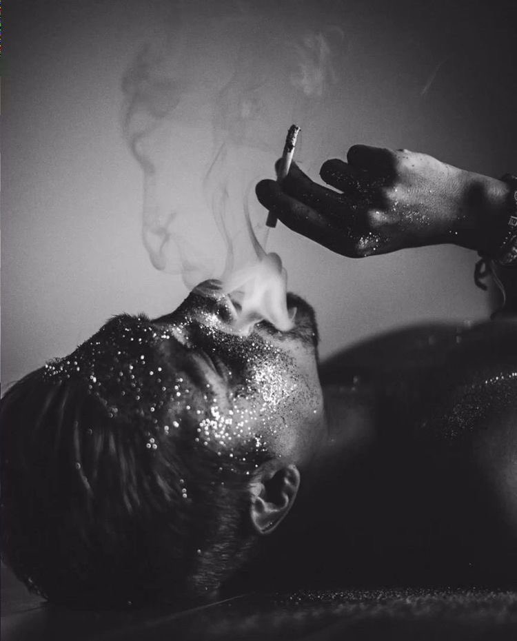 _Ugurum_'s tweet image. Sağ avuç içim de yanan kor sönerken, benim sarılmam ile bedenime çarpıp ağlamaya başlayan Yıldız'ın yüreğim de yaktığı kor, hiç sönmeyecek gibiydi.
Yüreğimde ki acının yoğunluğundan, avuç içimde ki acıyı zerre hissetmedim.

#opia ✨🤍