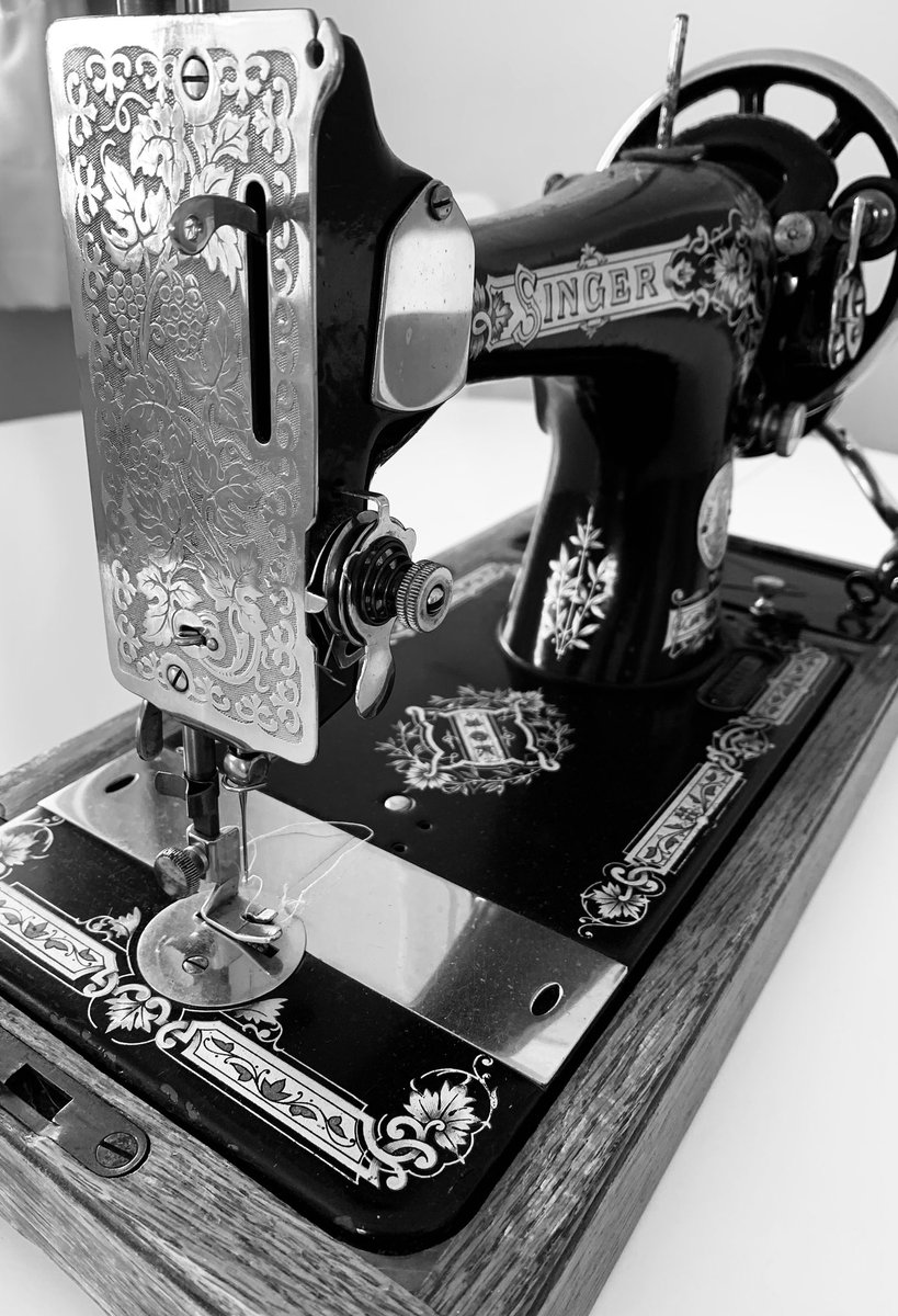 GBeeDesign's tweet photo. If only sewing machines were still this beautiful! I absolutely adore them and I’m lucky enough to own 3! 😍 #singersewingmachine #vintage #stunningdetail #sewingmachine #dontmakethemliketheyusedto #textiles #sewing #gbeedesign 🐝 https://t.co/RBJGJvNaxf