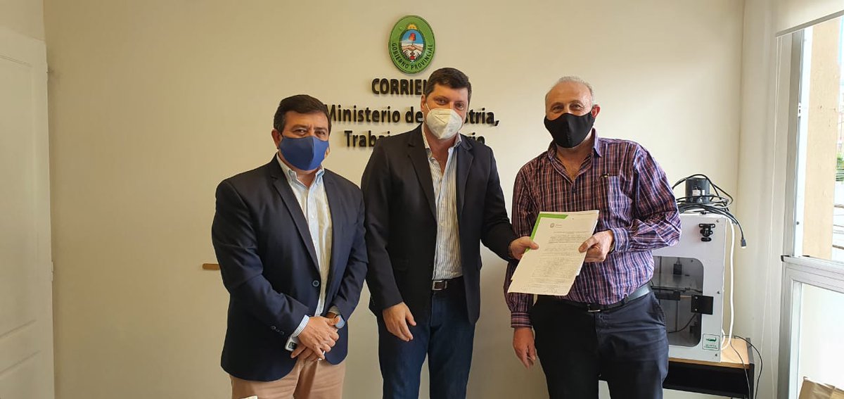 El parque forestoindustrial de Santa Rosa suma otra millonaria inversión privada 💪🏼

El ministro <a href="/raulschiaviok/">Raúl Schiavi</a>, acompañado por el subsecretario <a href="/EguiBenitez/">Egui Benitez</a>, firmó un documento por el que se formalizó que la empresa Chriscar SRL se instalará en el predio ✍🏭

#SomosIndustria 💚
