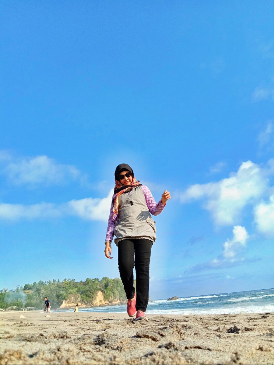 RaniarMey's tweet photo. pantai memang yang terbaik 🥰😎👍🌊

#beach #wisatablitar #jalanjalan #healing #qualitytime #dengan #teman https://t.co/pwfs0jYQp4