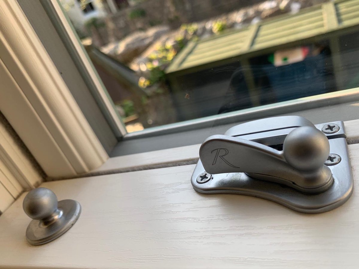 LVwindowsdevon's tweet photo. Our stunning Roseview Windows windows , using #ultimaterose profile. 4 Chartwell Green on white and 2 Anthracite Grey on White at the back. Have made a huge difference to this cottage and customers are delighted with the results ๐น#roseview #sashwindows #lidford #devon #chartwell https://t.co/QdHa6IdsAD