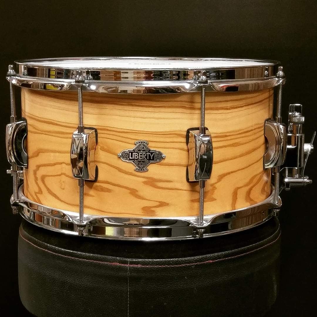 libertydrums's tweet photo. Say hello to an exotic treat #libertydrums 13x7 #snaredrum #olivewood & #birch #bridgelugs #nickelworks #throwoff https://t.co/fBxRPLFJUS