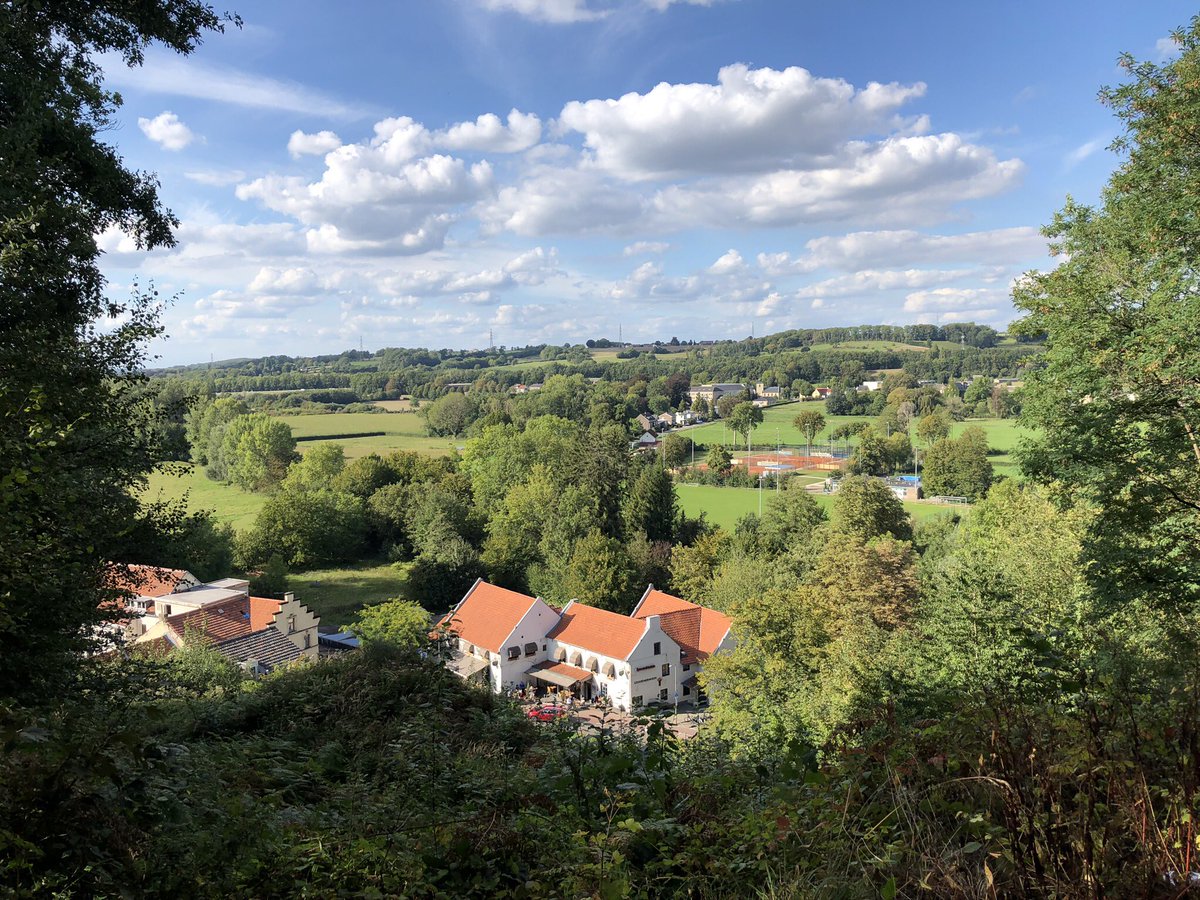 COostwegel's tweet photo. #Wanderlust met Camille ...de afgelopen dagen gewandeld met gasten van @Sint_Gerlach in het #Geuldal en met gasten van @Kruisherenhotel in het #Jekerdal met lunch in Auberge @Rest_Neercanne en wijnproeverij @apostelhoeve #hiermoetjezijn #Encigroeve @magnifiekZL @OostCollection https://t.co/nPjhtFtRHs