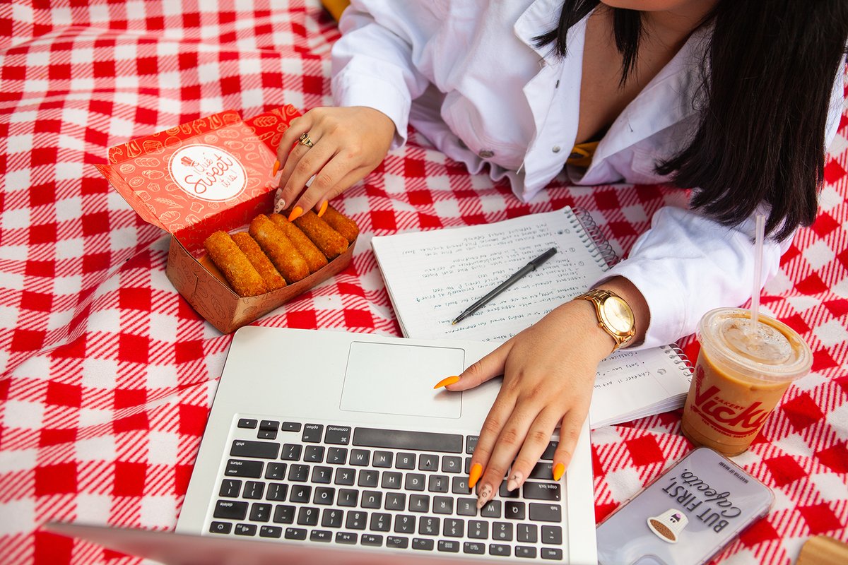 VickyBakery's tweet image. Eat a croqueta for every question you answer correctly, we&apos;re here to help you get that A 😉 #QueSweetItIs #StudyTricks