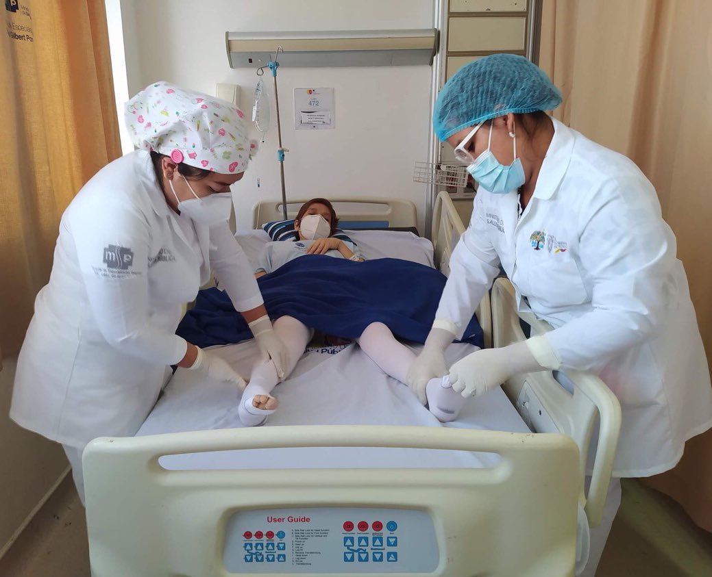 HGuayaquil's tweet photo. La profilaxis de Tromboembolismo Venoso, disminuye los factores de riesgo de su padecimiento a los pacientes que están próximos a ser intervenidos quirúrgicamente, por eso su práctica es fundamental para la Seguridad de los Pacientes. 

#DíaMundialDeLaSeguridadDelPaciente https://t.co/f6tj0FJnl2