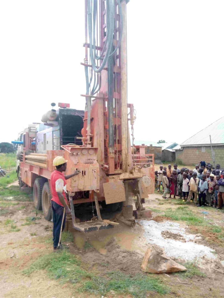 madammofficer's tweet photo. Construction of hand pump borehole at Unguwan Shahada Dan Alhaji Ward,Lere local government Area by #Kadruwassa.
#Project_Status:ongoing @KDRUWASSA https://t.co/dHjU3iUWYI