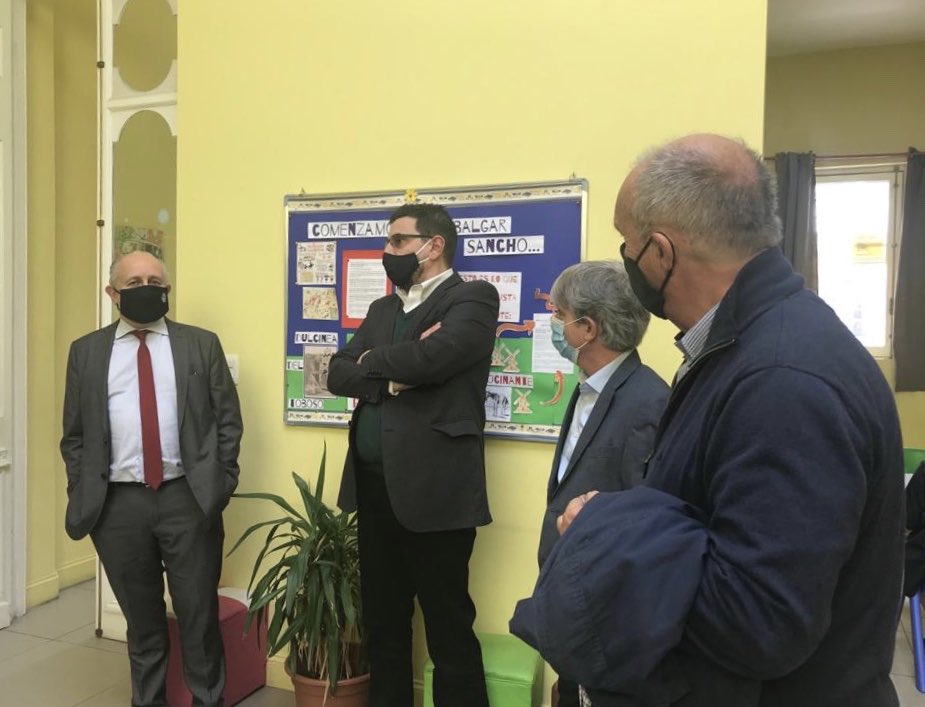 El ministro de Educación y Cultura, Pablo da Silveira, el director general, Pablo Landoni, y el director de Educación, Gonzalo Baroni, visitaron el Centro Social y Educativo "Abayubá", de la Federación de Obreros y Empleados de la Bebida.