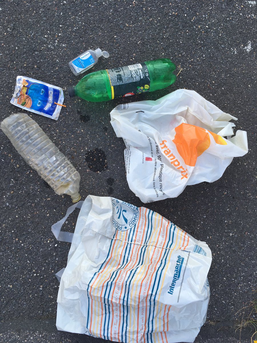 FredTouraine's tweet photo. "Récolte" après moins de 30 minutes de kayak sur la Marne en Île-de-France. Vu que les mentalités évoluent lentement et que certains n'évolueront jamais, il est temps d'accélérer l'interdiction de certains plastiques non @Ecologie_Gouv (genre #Caprisun)?cc @N_Hulot @greenpeacefr https://t.co/RZ0U8RraPT