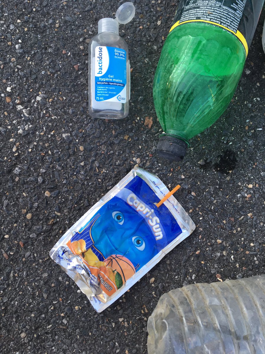 FredTouraine's tweet photo. "Récolte" après moins de 30 minutes de kayak sur la Marne en Île-de-France. Vu que les mentalités évoluent lentement et que certains n'évolueront jamais, il est temps d'accélérer l'interdiction de certains plastiques non @Ecologie_Gouv (genre #Caprisun)?cc @N_Hulot @greenpeacefr https://t.co/RZ0U8RraPT