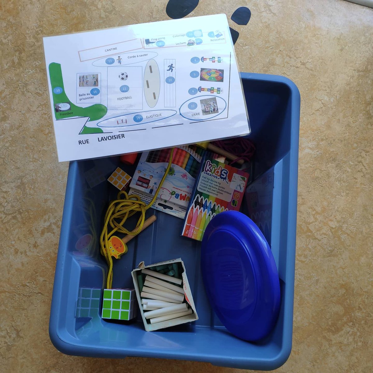 DelphineThib's tweet photo. Les caisses de jeux de récré imaginées en conseil des délégués sont enfin opérationnelles, pour le bonheur de tous ! https://t.co/71edLB2des