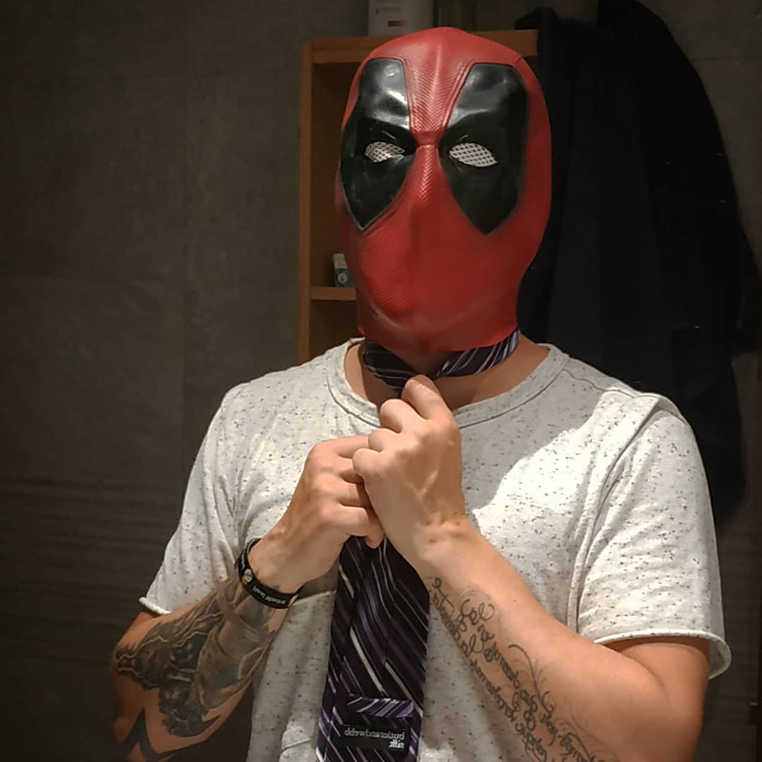deadpool_hace's tweet photo. Poniéndome elegante para ir a la oficinas nuevas de los vengadores. 
#DeadpoolVistiendose
#DeadpoolAlaOficina https://t.co/61zvTjxxBK
