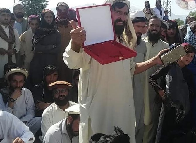 ManzoorPashteen's tweet photo. Today the natives of Muhammed Khel protested against the draconian rule in the name of security. FWO had already established two copper processing plants in Muhammed khel &amp; the area is rich in minerals. Natives are forced to de-populate the region.

#StateTerrorismInWaziristan https://t.co/nLbK4eC4LO