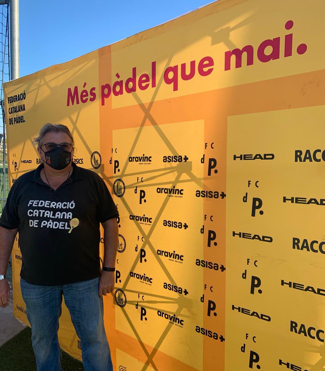 FCatalanaPadel's tweet photo. 😷 Ja tens la teva mascareta oficial de la FCdP?

Tots/es els que participeu durant el mes de setembre a un dels nostres tornejos, la rebreu com obsequi a la vostra participació

El jutge arbitre Toni Duch ja la llueix aquesta setmana al Catalunya Pàdel Club

Anima’t a participar https://t.co/394lfNFHKo