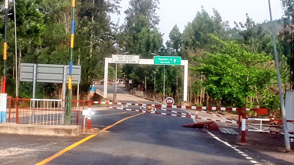 RwandaSouth's tweet photo. Today, 14th of Sept 2020; The @RwandaSouth continued the hygiene &amp; sanitation inspection in @HuyeDistrict &amp; @NyaruguruDistr (up to Akanyaru border) as set to be monitored in a period of 2 months. https://t.co/KqCVWG1Ovh