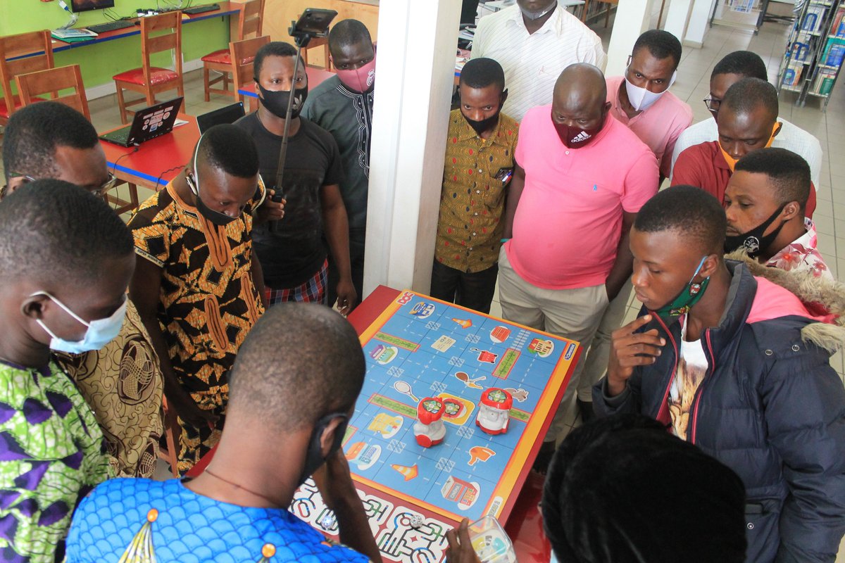 BLOLAB_BENIN's tweet photo. Démarrage ce matin d'un atelier #FairLangue de 3 jours sur le #numérique pédagogique au profit d'une 20aine d'enseignants. Objectif: Les Initier à nos 2 plate-formes de continuité pédagogique (https://t.co/0gcg7KNIFB et https://t.co/ipizpe9dHv) et à quelques autres outils.#BloLab https://t.co/hVxhNuCEEr