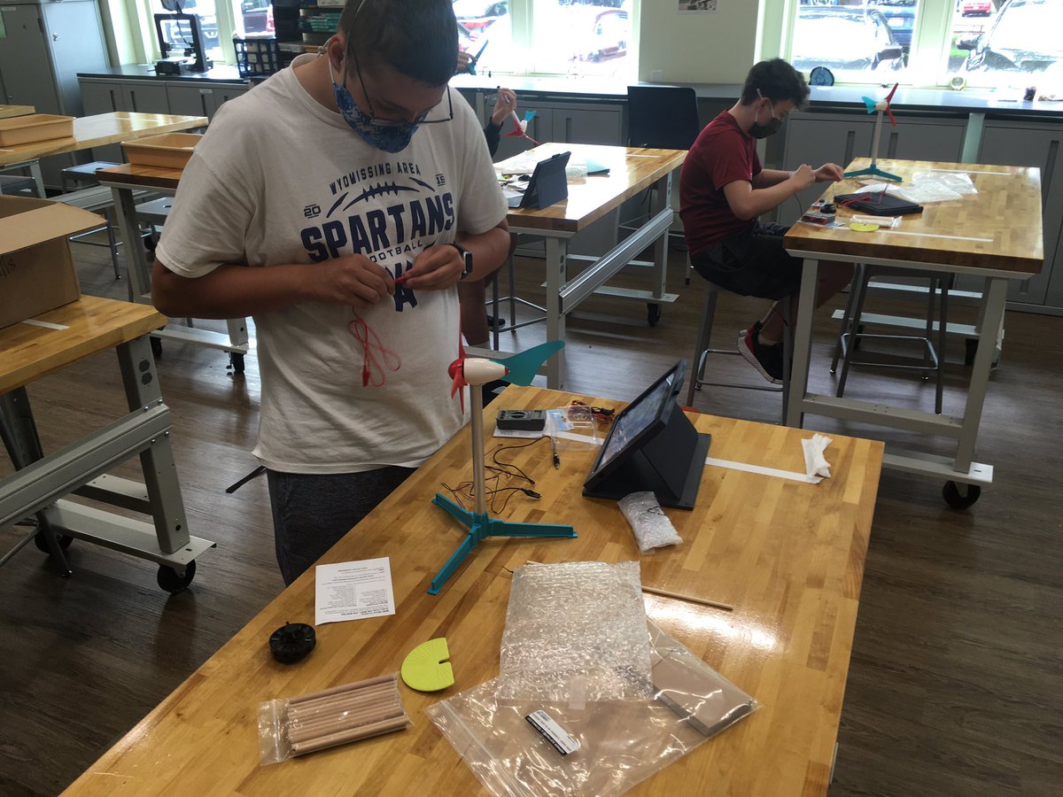 BrianLiskey's tweet photo. Welcome back to school! Our Wyo engineers are hard  at work building windmills for the energy contest. https://t.co/ZyVpTkg1rM