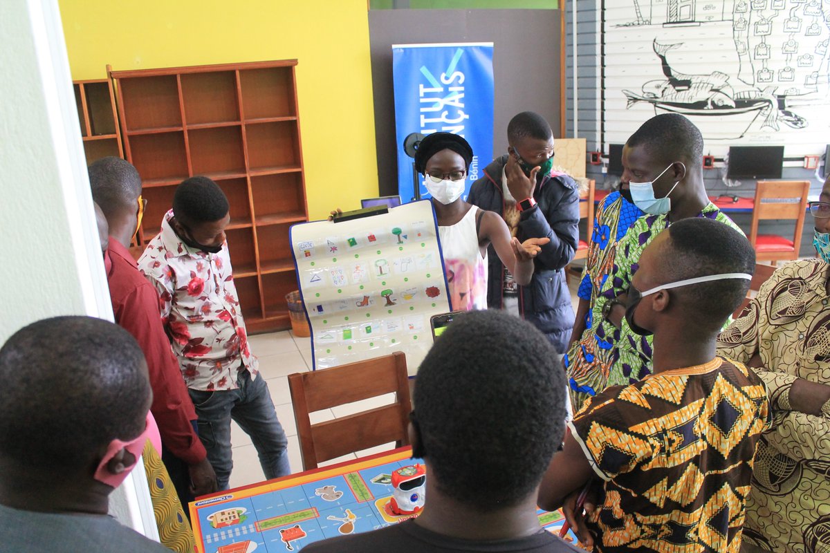 BLOLAB_BENIN's tweet photo. Démarrage ce matin d'un atelier #FairLangue de 3 jours sur le #numérique pédagogique au profit d'une 20aine d'enseignants. Objectif: Les Initier à nos 2 plate-formes de continuité pédagogique (https://t.co/0gcg7KNIFB et https://t.co/ipizpe9dHv) et à quelques autres outils.#BloLab https://t.co/hVxhNuCEEr
