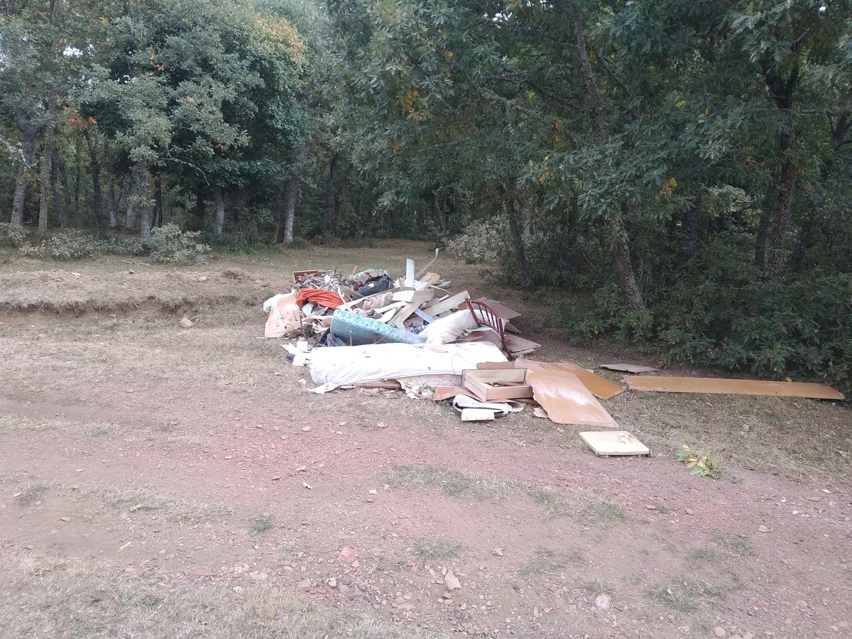 fran929rr's tweet photo. @aytobarruelo buenas tardes, hoy dando el paseo por Porquera de Santullan, en la entrada de la "mina del anciano", hemos encontrado un vertido ilegal de escombros de todo tipo. Les paso foto para su interés.
Gracias https://t.co/ljzs81Ph01