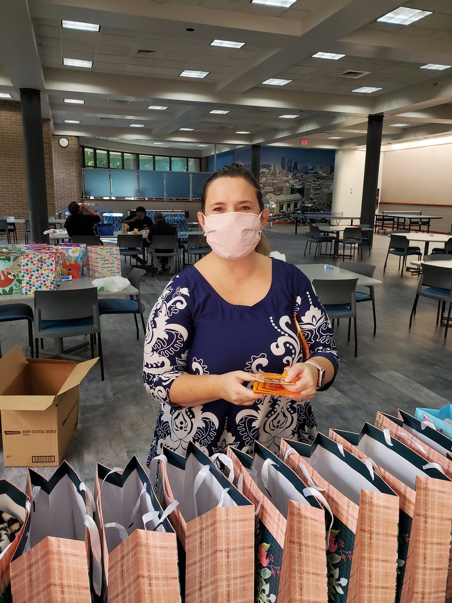HerronClint's tweet photo. Putting together adult &amp; kids kits for Ronald McDonald House. Thanks Jodie!   #OurEGThing #LIFEatATT @LEAGUE_ATTKC #LEAGUEatATT @jolysa https://t.co/gpB9NQXalk