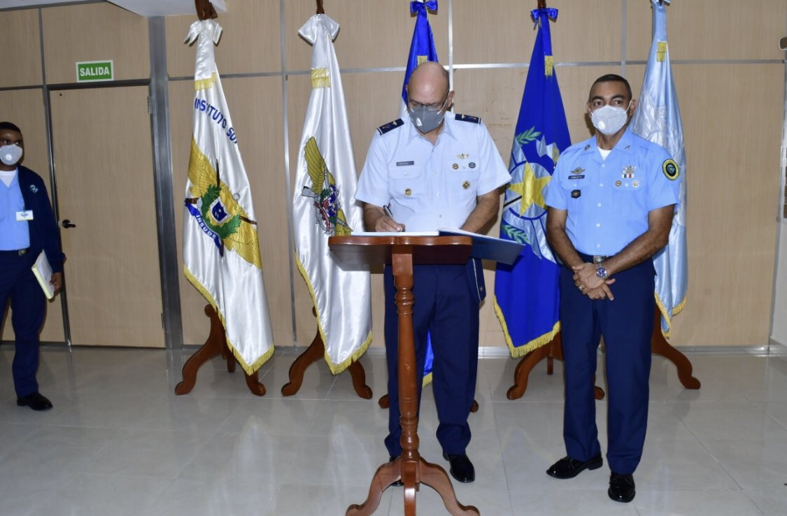 CIAArd's tweet photo. Nuestro Director, Gral. De Brig. Piloto, Enmanuel Souffront FARD, realiza visita al General de Brigada Tec. De aviación, Carlos Febrillet Rodríguez FARD, Director del CESAC y programan reuniones recurrentes para revisar protocolo y garantizar su aplicación https://t.co/FHr2EDQAWZ