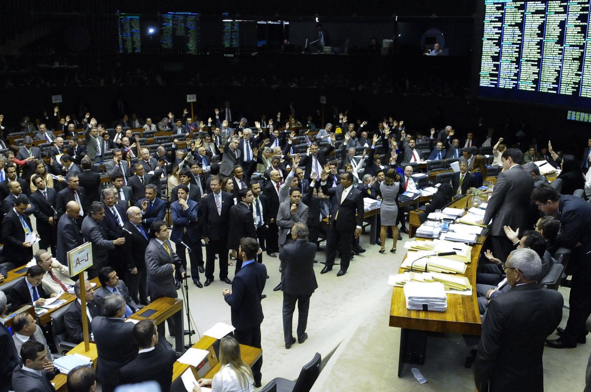 Todo esse capital econômico ajuda a construir capital político.A Bancada Ruralista é a maior frente parlamentar do Congresso Nacional, composta na atual legislatura por 226 deputados e 27 senadores.É esse grupo o mais organizado politicamente para fazer lobby por Pequim.