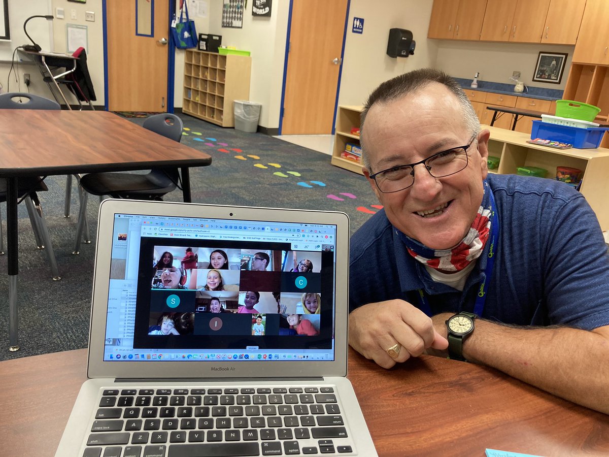 mrslozanosclass's tweet photo. We had a visit from Mr. Saunders, our music teacher, this morning!! #bestatYES #tenyearsYOUNG https://t.co/frK5pPfdFg