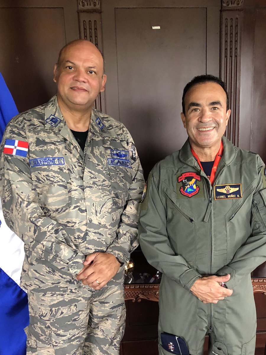 CIAArd's tweet photo. El Director de la CIAA, General de Brigada Piloto Enmanuel Souffront Tamayo FARD, realiza visita de cortesía al Mayor General Piloto Leonel Muñoz Noboa FARD, donde intercambiaron felicitaciones y afectos. https://t.co/yeDedhvu0k