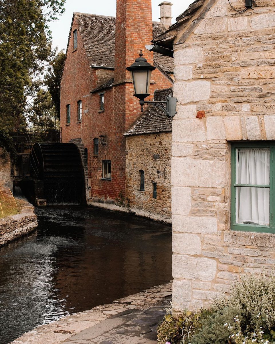 Walk the scenic routes along the River Churn; discover hidden historical landmarks and take in the natural beauty of your surroundings. 📸: instagram.com/emmakatehall