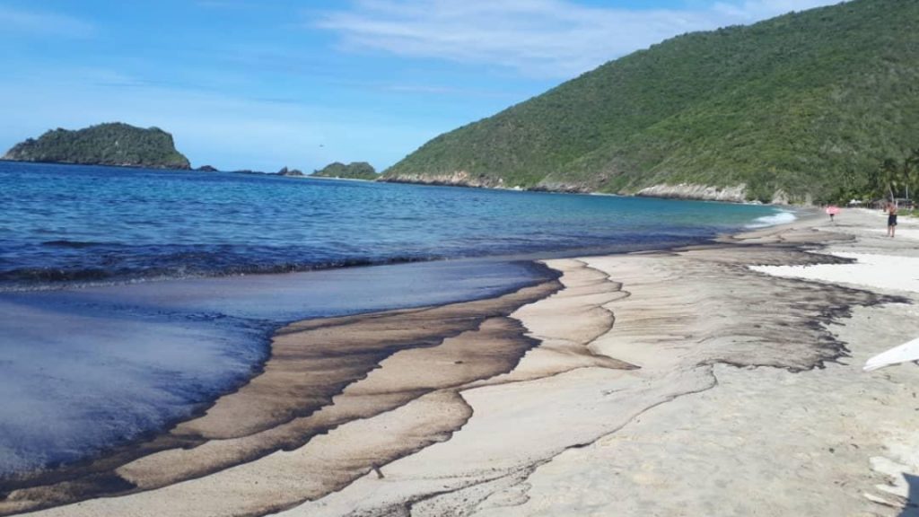 AulaAbiertaLA's tweet photo. El derrame petrolero en las costas venezolanas debió ser atendido con inmediatez por el Estado, aplicando protocolos internacionales; sin embargo, no se implementó ninguna medida. #LaUporElAmbiente https://t.co/gVD6GUmvwH https://t.co/XhMH2iuoWq