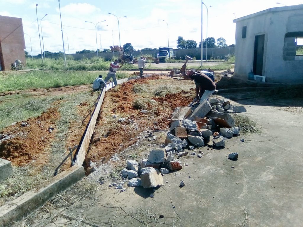SecretariaInfrM's tweet photo. #RUTA2020 | Gracias a la gestión de nuestra presidente @NicolasMaduro y a nuestra Gobernadora Yelitze Santaella @_LaAvanzadora Continuamos con la rehabilitación del Hospital de Aguasay, con la construcción de brocales en la parte interna.
#ContinuamosAvanzando
@GobMonagas_ https://t.co/sUZShjcenZ
