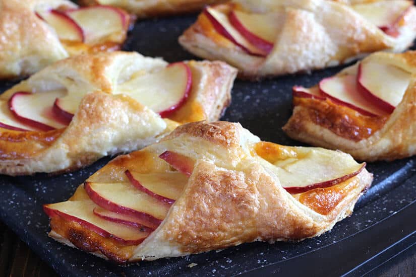 kushigalu's tweet photo. APPLE CHEESE DANISH WITH JUST 5 INGREDIENTS https://t.co/07JpZ4cK55
A PERFECT FALL TREAT!!
#apples #cheesedanish #FALL #puffpastries #breakfast #snack #dessert #vegetarian #MondayMotivation #mondaythoughts #foodie #nomnom https://t.co/7Ktv7A2LFW