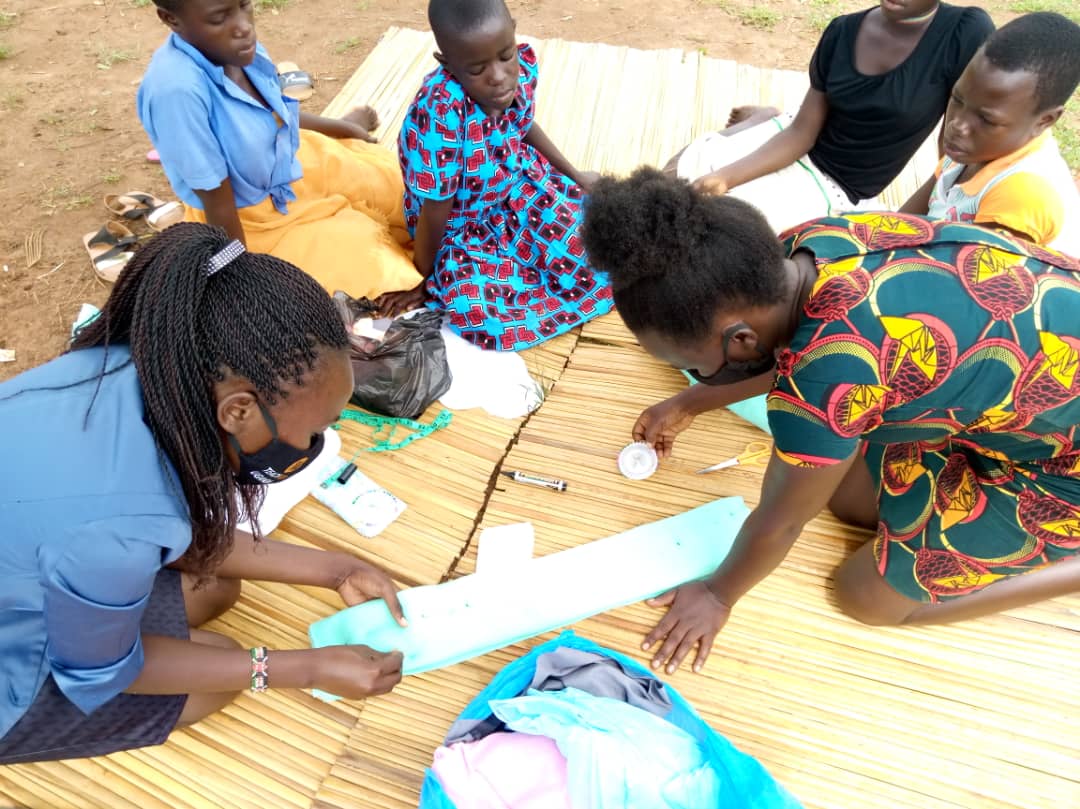 TeachForUganda's tweet photo. Our 2021 fellow @ChebijiraEsther is training girls to make reusable sanitary pads through her #LetKalagalaStudy project. 58 girls have so far received training on how to make reusable pads. Esther also holds sessions on menstrual hygiene to demystify myths around menstruation. https://t.co/YP0qrsSHUd