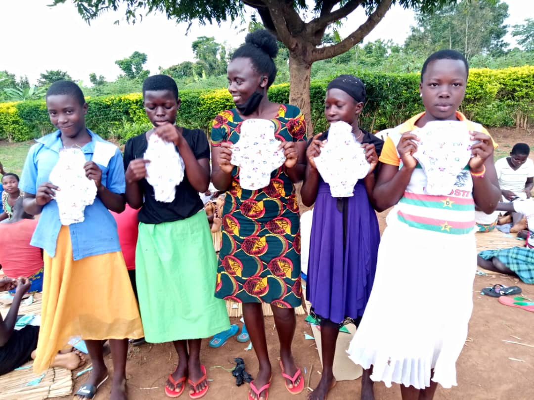 TeachForUganda's tweet photo. Our 2021 fellow @ChebijiraEsther is training girls to make reusable sanitary pads through her #LetKalagalaStudy project. 58 girls have so far received training on how to make reusable pads. Esther also holds sessions on menstrual hygiene to demystify myths around menstruation. https://t.co/YP0qrsSHUd