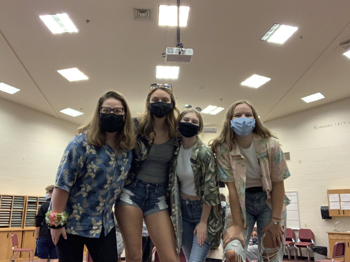 AveryDusterhoft's tweet photo. @RRHS_Activities #tropicalday #rrkickoff2020 #juniors https://t.co/cJ4tANszIS