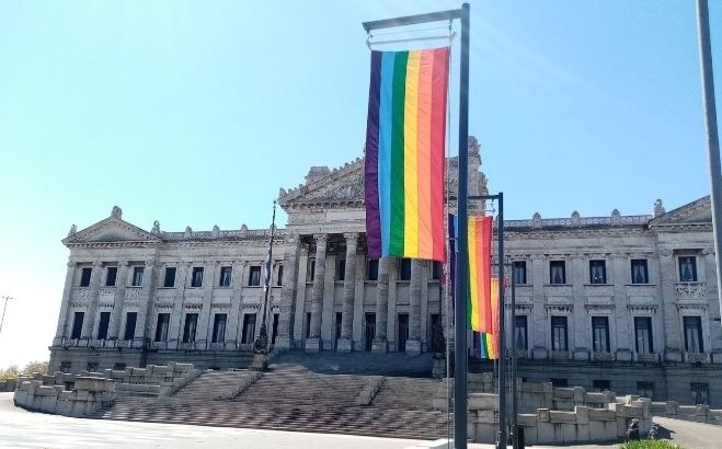 FernandoTetes's tweet photo. Estamos en setiembre de 2020, mes de la diversidad. Perdón que pongo foto vieja. Este año el Palacio Legislativo no está, paradójicamente, muy colorido. https://t.co/nMTyzj1Z0G