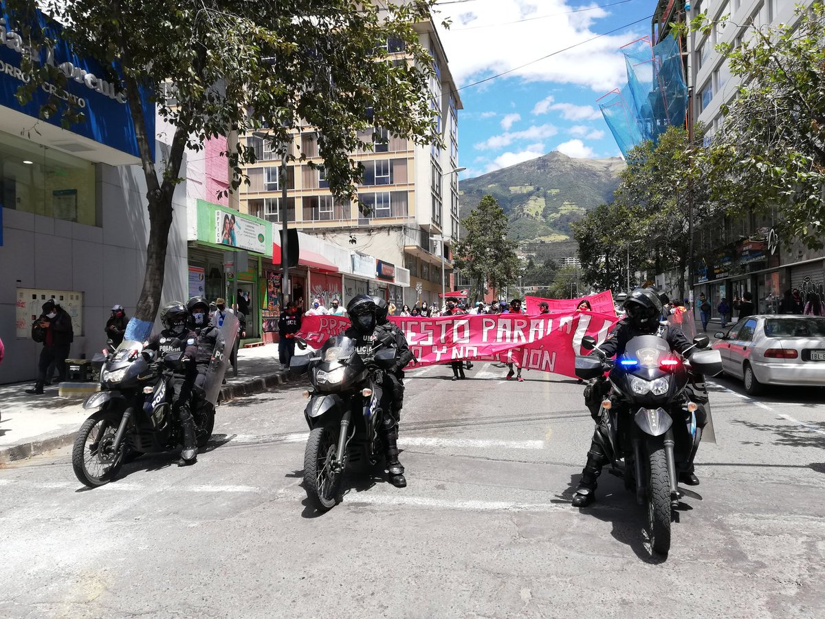 M26Ec's tweet photo. #Comunicado⚠️🇪🇨✊

En Defensa de la Educación Pública.
El día de hoy distintas organizaciones nos dimos cita para rechazar el recorte presupuestario a la Educación impuesta por el gobierno neoliberal de Moreno.

Con el pueblo... a la carga!
#NoAlRecorte https://t.co/RvUBkLLAkg