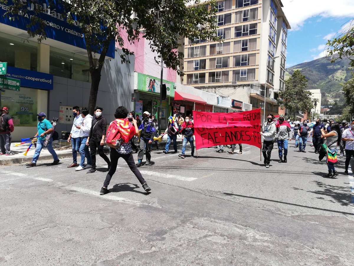 M26Ec's tweet photo. #Comunicado⚠️🇪🇨✊

En Defensa de la Educación Pública.
El día de hoy distintas organizaciones nos dimos cita para rechazar el recorte presupuestario a la Educación impuesta por el gobierno neoliberal de Moreno.

Con el pueblo... a la carga!
#NoAlRecorte https://t.co/RvUBkLLAkg