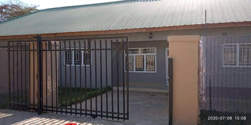 TaylorDanielTD's tweet photo. #ZedTwitter.Anybody looking for a house to rent? . I have Very nice houses going on rent in Salama park, Meanwood,Ibex,Kabulonga,Silverest And OTHER Surrounding areas.Hit me up or WhatsApp on 0973804068. 
Please Retweet to help a brother @TrendingZambia_ 
#Lusaka. https://t.co/1jwo5uhJTL