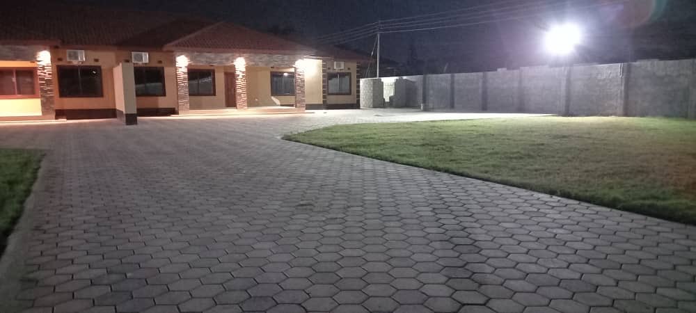 TaylorDanielTD's tweet photo. #ZedTwitter.Anybody looking for a house to rent? . I have Very nice houses going on rent in Salama park, Meanwood,Ibex,Kabulonga,Silverest And OTHER Surrounding areas.Hit me up or WhatsApp on 0973804068. 
Please Retweet to help a brother @TrendingZambia_ 
#Lusaka. https://t.co/1jwo5uhJTL