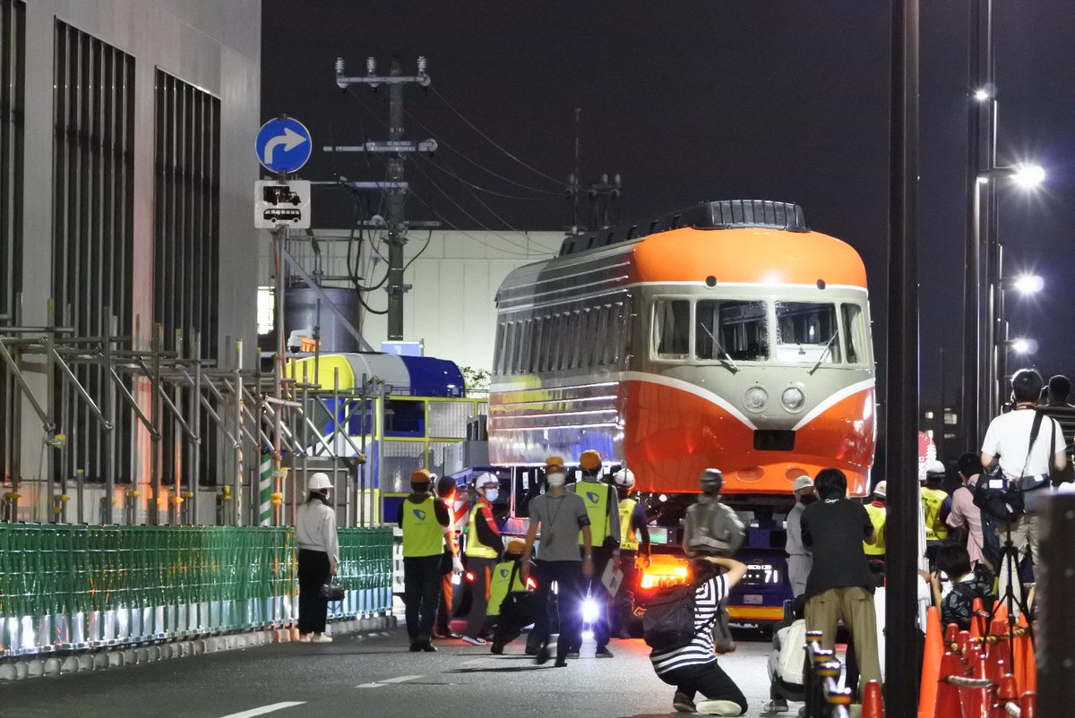 umayatrans's tweet photo. そして今宵も…

電車は左折出来ます(笑)

ロマンスカーSE
ロマンスカーミュージアム搬入陸送

#ロマンスカー #ロマンスカーSE #ロマンスカーミュージアム #アチハ　
#noteboom #ノーテブーム　#スカニア　#陸送 https://t.co/gEhzPWarPK