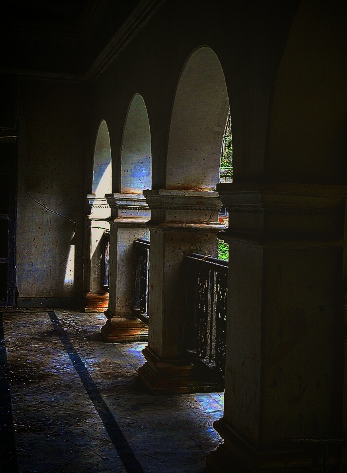 HindolPalace's tweet photo. The tall #Arches on the backside corridor of #Singhadwar
On the left looking into the #DobaAgana and right looking into the #BratamandapAgana with the arched passage leading to #Doba in between
#HindolPalace #MyHome #MonsoonColours #RandomClick #MissionExplore #IncredibleHindol https://t.co/ELkJ2eiGlp