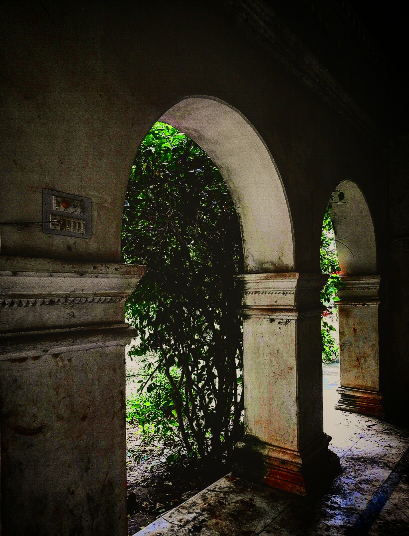 HindolPalace's tweet photo. The tall #Arches on the backside corridor of #Singhadwar
On the left looking into the #DobaAgana and right looking into the #BratamandapAgana with the arched passage leading to #Doba in between
#HindolPalace #MyHome #MonsoonColours #RandomClick #MissionExplore #IncredibleHindol https://t.co/ELkJ2eiGlp