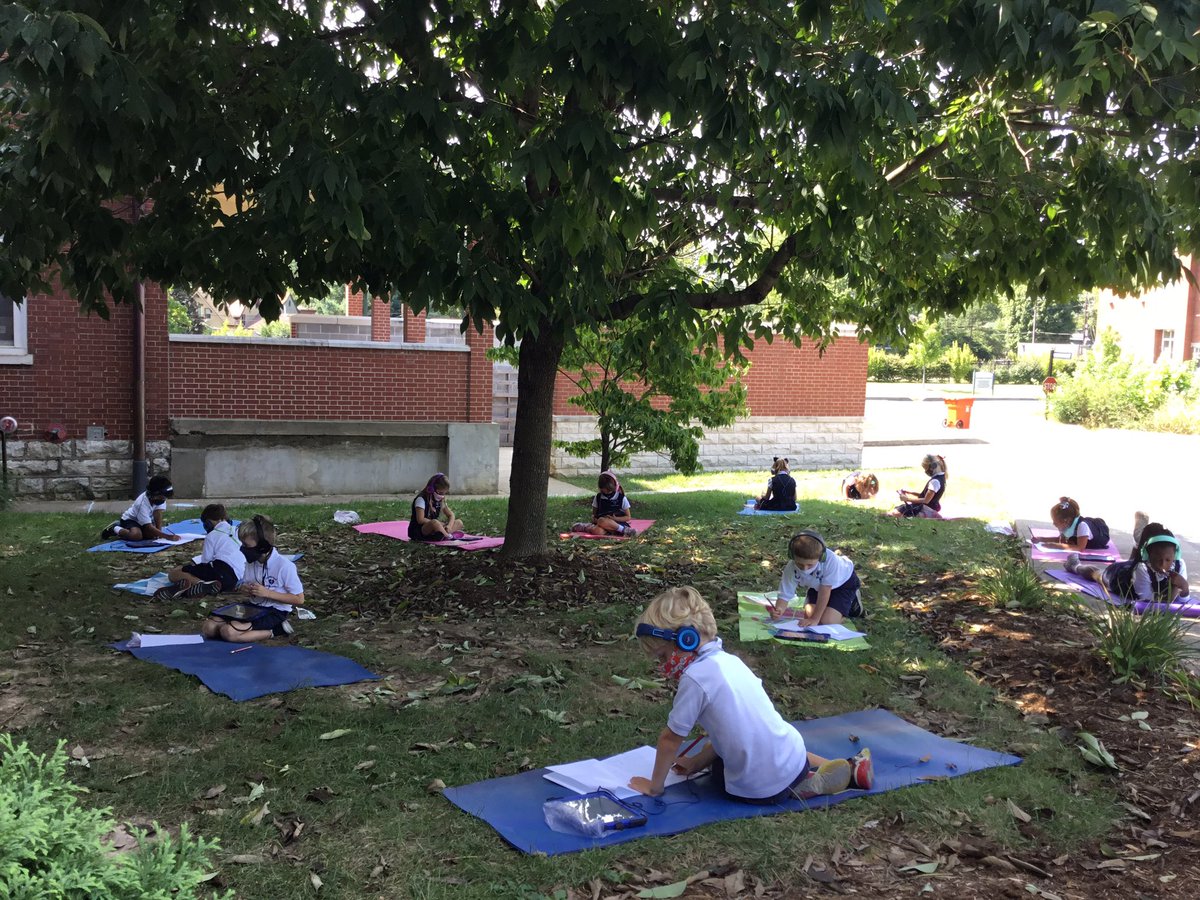 MrsHooverLevel1's tweet photo. What a fabulous day to work outside! We are researching our favorite insects and writing interesting facts to share with each other. #pyp #wecandothis #togetherinheart #shms https://t.co/O5Gg4s2pWX