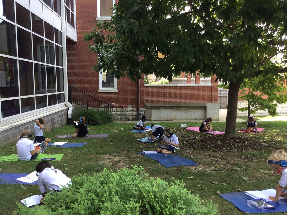 MrsHooverLevel1's tweet photo. What a fabulous day to work outside! We are researching our favorite insects and writing interesting facts to share with each other. #pyp #wecandothis #togetherinheart #shms https://t.co/O5Gg4s2pWX