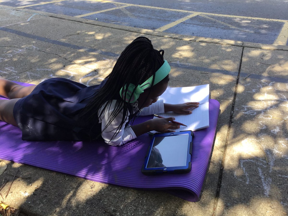 MrsHooverLevel1's tweet photo. What a fabulous day to work outside! We are researching our favorite insects and writing interesting facts to share with each other. #pyp #wecandothis #togetherinheart #shms https://t.co/O5Gg4s2pWX