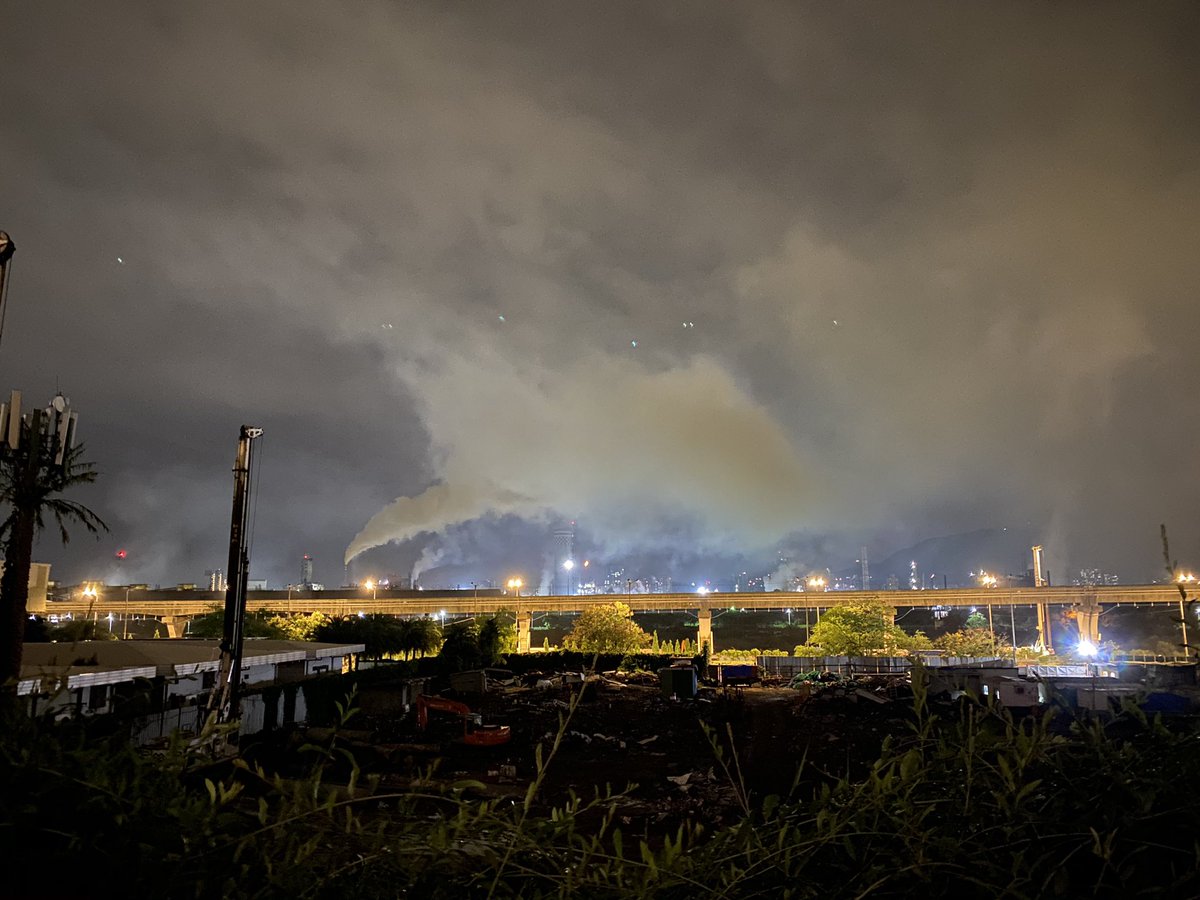 srinivasjain's tweet photo. Last few days RCF factory has been spewing out high amounts of ammonia &amp; carbon monoxide at unbearable levels in one of Mumbai’s densely populated area.  Shifting RCF out of Mumbai is the only options before it’s too late. @CMOMaharashtra  @rcfkisanmanch #LetMeBreathe #mpcb https://t.co/Nl4BpvjviA
