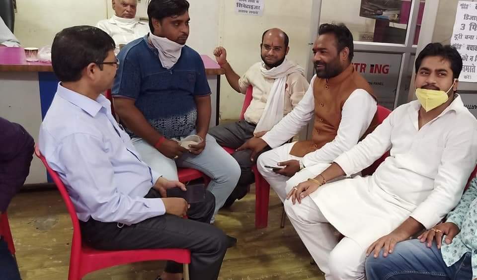 VINAYGU25185177's tweet photo. #आज_14_9_2020_को #गोविन्द_नगर_विधानसभा_मे_दबौली #मार्केट_शारदा_नगर_गुजैनी_सी_ब्लॉक  #मे_व्यक्तिगत_लोगो_से_कमरा_बैठक #करी_और_उनसे_आशीर्वाद_लिया 
#2022लक्ष्य_
#घर #घर_बैठक_विनय_गुप्ता_212गोविंद_नगर_विधानसभा
#अखिलेश_यादव_ज़िन्दाबाद 🇧🇾
@yadavakhilesh 
@MPDharmendraYdv https://t.co/vx8E9lEXnI