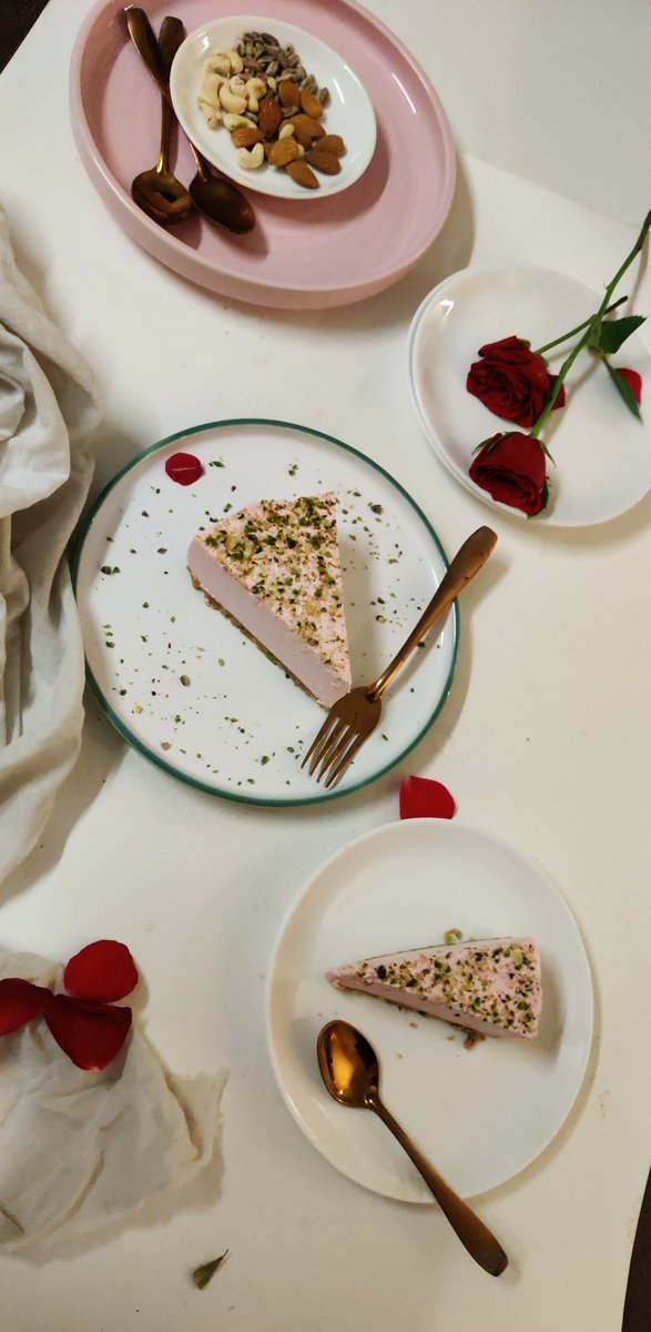 kajal8080's tweet photo. Rose &amp; nut cheesecake 🌹🌰🎂
.
.
.
#dessert #cheesecake #labnesedessert  #Mediterraneandessert #foodie #foodphotography #MondayVibes #plating #goodfood #moodshots #PictureOfTheDay https://t.co/8UEWqaHOTM