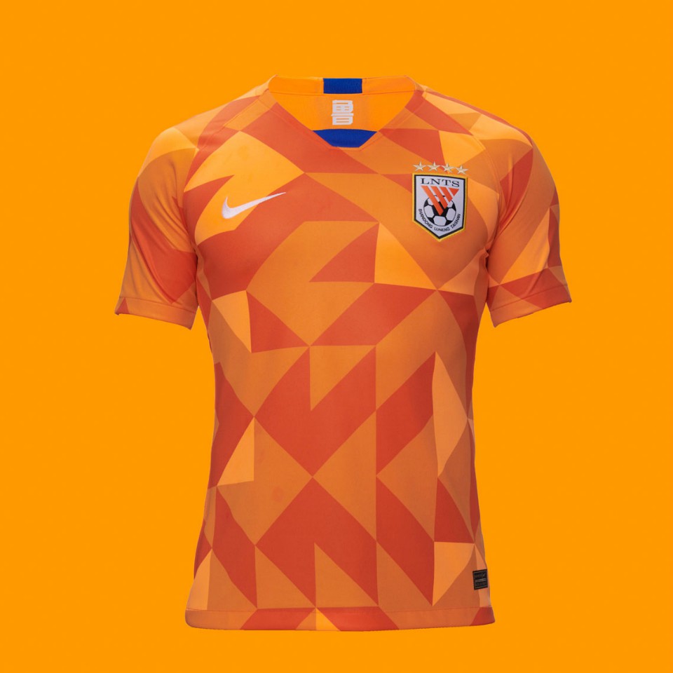 Fer_MLS on Twitter: "Shandong Luneng. Ciudad: Jinan, Shandong. Colores: Naranja. El equipo del Monte presenta una camiseta titular con un patron geometrico en distintos tonos de naranja. *ya tenemos escusa