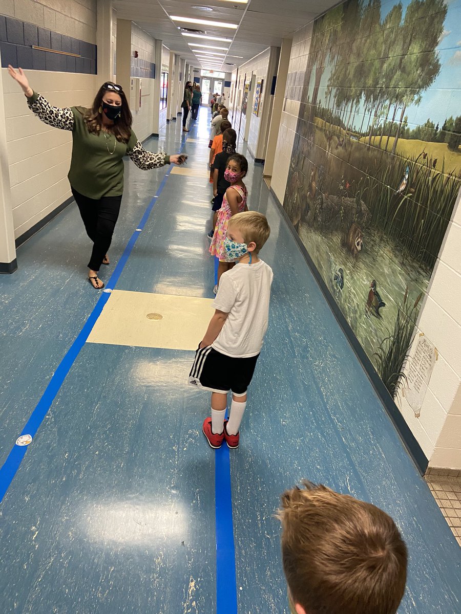 BES_Eagles's tweet photo. We have @BES_Eagles in the building today! Nothing brightens a school building more than smiling faces and student voices! @Boone_County https://t.co/BumkQa7qHz